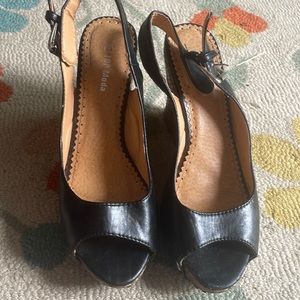 Womens wedge shoe, never worn.